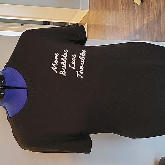 🍾 "More bubbles less troubles" tee - Picture 3 of 10